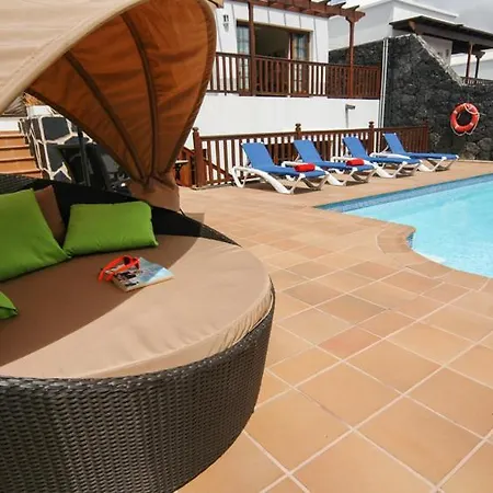 In Playa Blanca Sleeps 8 Includes Swimming Pool Air Con And Wifi 9 8 וילה *
