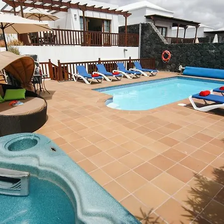 וילה In Playa Blanca Sleeps 8 Includes Swimming Pool Air Con And Wifi 9 8 *