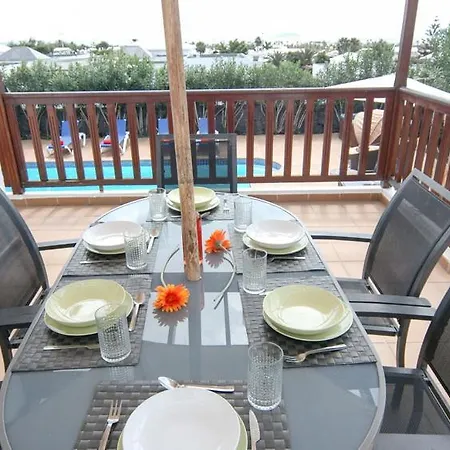 In Playa Blanca Sleeps 8 Includes Swimming Pool Air Con And Wifi 9 8 וילה